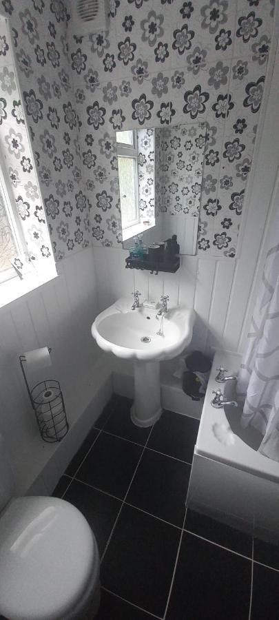 6-Min Walk To New Cross Parking Long Stay Discounts Wolverhampton Bagian luar foto